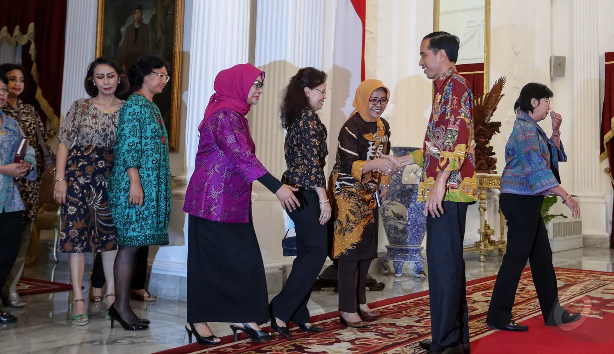 Presiden Joko Widodo berjabat tangan dengan Pansel KPK, Jakarta, Senin (25/5/2015). Jokowi meminta Pansel untuk memilih calon pimpinan KPK yang kredibel dan dipercaya masyarakat. (Liputan6.com/Faizal Fanani)