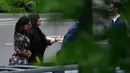 Bintang reality TV, Kim Kardashian (kedua kiri) meninggalkan sayap barat Gedung Putih di Washington, Rabu (30/5). Pemilik nama lengkap Kimberly Noel Kardashian tersebut tampil dengan busana serbahitam. (AP/Pablo Martinez Monsivais)