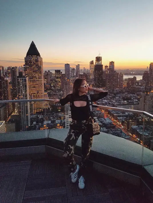 Kekasih Aditya Trihatmanto, Kezia Toemion berfoto dengan latar belakang kota New York City. Kezia Toemion sendiri diketahui telah menjalin hubungan dengan Adi selama 9 tahun. (instagram/keziatoemion)