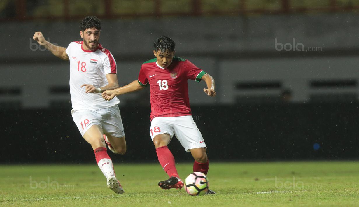 Pemain Timnas Indonesia U-23, M.Arfan (kanan) Melewati adangan pemain Suriah U-23, Abdul Al Barakat pada laga persahabatan di Stadion Wibawa Mukti, Bekasi, Rabu (16/11/2017). Indonesia kalah 2-3. (Bola.com/NIcklas Hanoatubun)