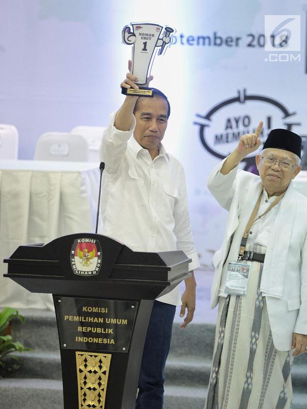 Pasangan capres-cawapres Joko Widodo (kiri) dan Ma'ruf Amin (kanan) menunjukkan nomor urut peserta Pemilu 2019 di Kantor KPU, Jakarta, Jumat (21/9). Pasangan Jokowi-Ma'ruf mendapatkan nomor urut 01. (Liputan6.com/Faizal Fanani)