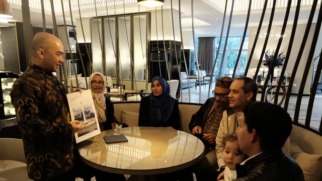 Staf KJRI Cape Town bersama peserta "Ngabuburit sambil Mempelajari Monas" (sumber: KJRI Cape Town via Kemlu.go.id)