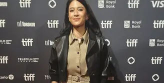 Dian Sastrowardoyo tampil eksploratif dengan dengan gaya fashion yang penuh pernyataan. [Foto: Instagram/ Dian Sastrowardoyo]