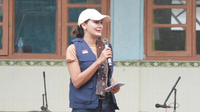 6 Potret Luna Maya Kunjungi Madura, Renovasi Sekolah Demi Ciptakan Lingkungan Belajar yang Layak