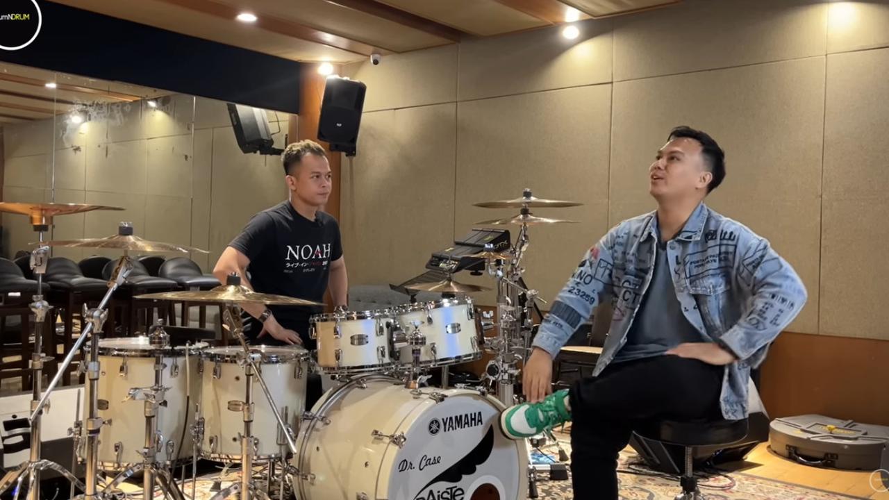 Iqbal yang juga seorang drummer begitu terkesima saat melihat studio Rio Alief.&nbsp;<br>