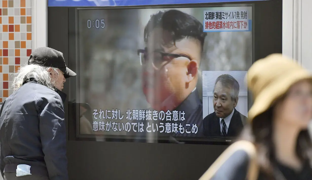 Layar monitor besar menampilkan gambar Kim Jong Un dengan sebuah laporan peluncuran rudal Korea Utara, di Tokyo, Jepang (29/5). Kim Jong Un menjadi bahan pemberitaan media Jepang usai peluncuran rudal balistik. (Yu Nakajima / Kyodo News via AP)