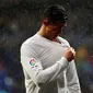 Penyerang Real Madrid, Cristiano Ronaldo, merayakan gol yang dicetaknya ke gawang Sporting Gijon. Kemenangan ini membuat posisi Real Madrid kian kokoh di puncak klasemen. (Reuters/Susana Vera)  