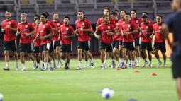 Timnas Indonesia melakukan latihan resmi jelang pertandingan FIFA Matchday melawan Chinese Taipei di Stadion Gelora Bung Tomo (GBT), Surabaya, Jawa Timur, Kamis (4/9/2025) malam. (Bola.com/Abdul Aziz)