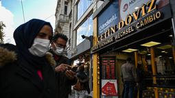 Antrean pelanggan di luar agen penukaran mata uang dekat alun-alun Taksim ketika lira Turki terperosok ke level terendah sepanjang sejarah di Istanbul, Senin (25/10/2021). Lira melemah imbas pengusiran duta besar AS dan sembilan negara Barat lainnya oleh Presiden Tayyip Erdogan. (Ozan KOSE/AFP)