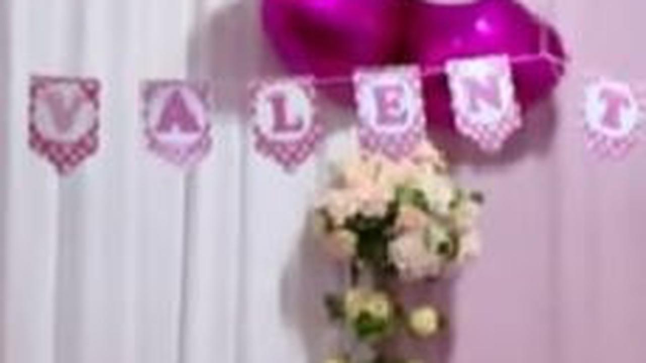 TPS itu didekorasi dengan nuansa perpaduan warna pink dan putih, hiasan bunga, balon, serta kalimat bertuliskan “happy valentine”.