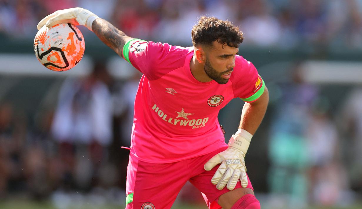 Arsenal baru saja mendatangkan kiper asal Spanyol, David Raya dari Brentford pada bursa transfer pemain musim panas 2023/2024 untuk melapis Aaron Ramsdale di bawah mistar gawang The Gunners. Dalam sejarahnya, Arsenal total telah mendatangkan 18 pemain asal Spanyol termasuk David Raya yang berstatus pinjaman selama semusim. Berikut ini 5 pemain terakhir yang pernah didatangkan The Gunners sebelum David Raya. (AFP/Getty Images/Mike Stobe)