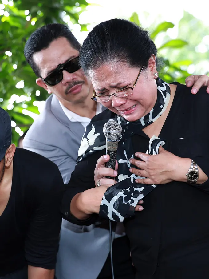 [Bintang] Pemakaman Mike Mohede