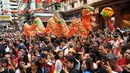 Rombongan tarian naga bergerak melewati kerumunan orang di sepanjang jalan selama perayaan di distrik Chinatown, Manila, pada tanggal 10 Februari 2024. (Ted ALJIBE/AFP)