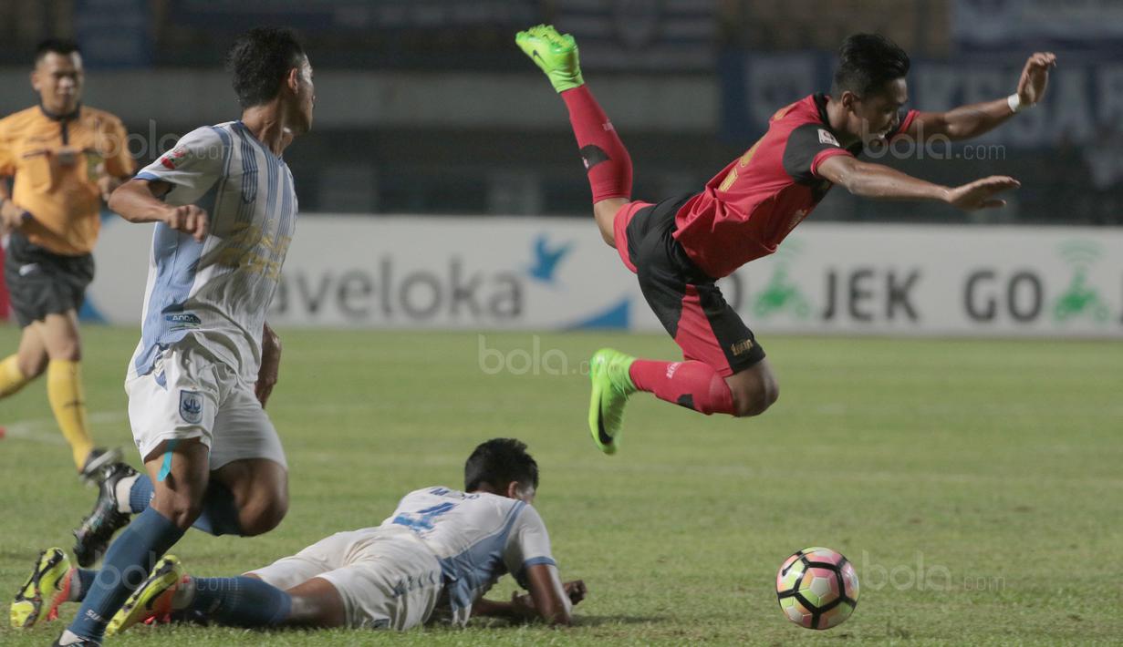 Pemain PS Mojokerto, Muhammad Isa melompat saat diadang pemain PSIS Semarang, Rio Saputro pada laga 8 besar  grup Y Liga 2 Indonesia di Stadion GBLA, Bandung, Sabtu (18/11/2017). PSIS Semarang menang 3-0. (Bola.com/Nicklas Hanoatubun)