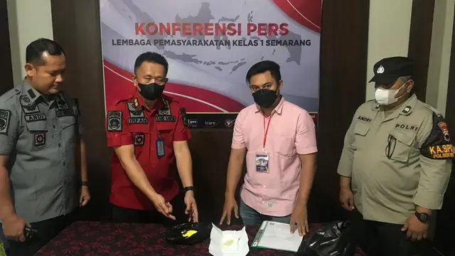 Wanita muda selundupkan ratusan butir pil koplo dengan masukkan obat terlarang itu ke dalam alat vital. (Foto: Liputan6.com/Felek Wahyu)