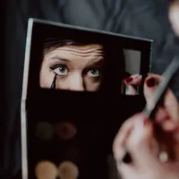 ilustrasi orang yang menggunakan concealer dan color correction. (Foto: Unsplash/Kelly Sikkema)