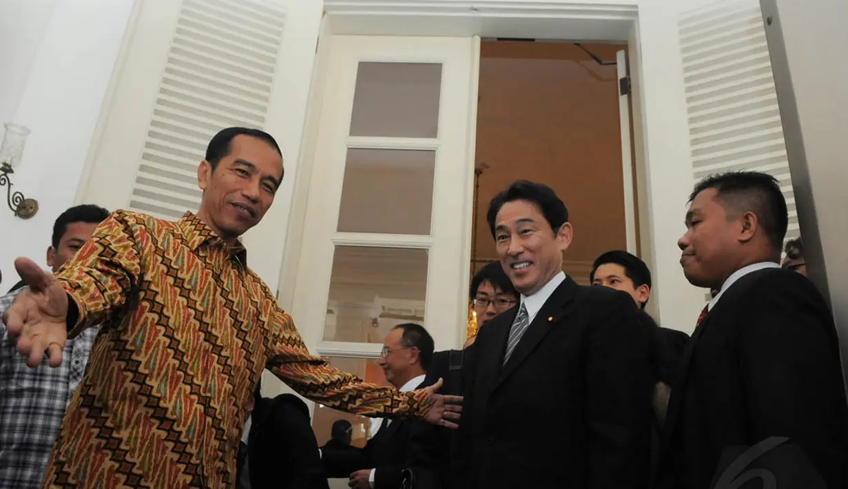 Gubernur DKI Jakarta Jokowi menerima kunjungan Menteri Luar Negeri Jepang Y.M Fumio Kishida di Balai Kota, Selasa (12/8/14). (Liputan6.com/Herman Zakharia)
