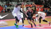 Pebasket Indonesia, Andakara Prastawa Dhyaksa berusaha melewati sejumlah pebasket Arab Saudi saat matchday pertama Grup A FIBA Asia Cup 2022 antara Timnas Arab Saudi melawan Timnas Indonesia di Istora Senayan, Jakarta, Selasa (12/07/2022). (Bola.com/Bagaskara Lazuardi)