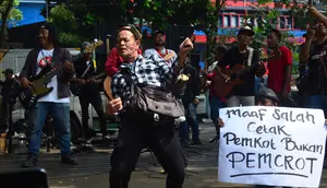 Kelompok Penyanyi Jalanan (KPJ) Kota Bandung menggelar aksi unjuk rasa dengan cara menggelar pertunjukan musik bertajuk Konser Kemiskinan dan Kelaparan di depan kantor DPRD Kota Bandung, Jalan Sukabumi No. 30, Kota Bandung, Senin (20/5/2024). (Dikdik Ripaldi/Liputan6.com)