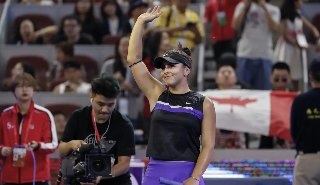 Petenis Kanada, Bianca Andreescu melambaikan tangan setelah mengalahkan Jennifer Brady dari AS pada putaran ketiga tunggal putri kejuaraan tenis China Terbuka 2019 di National Tennis Center, Beijing, China (3/10/2019). Bianca menang lewat laga dua set 6-1, 6-3 dalam tempo 68 menit. (AP Photo/Andy Wo