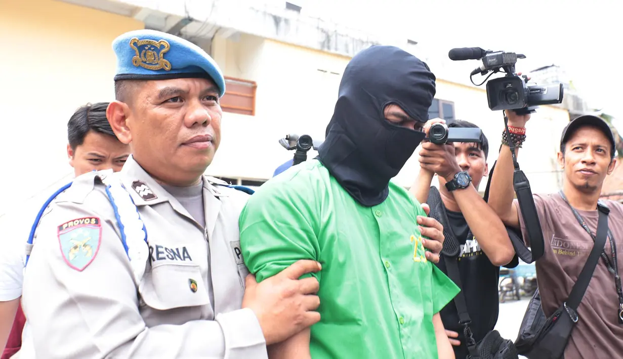 Bintang sinteron Intan itu dibawa ke Mapolres Metro Bekasi Kota dan kemudian dilakukan pemeriksaan tes urine di rumah sakit Kartini. Hasilnya positif menggunakan metafetamin. Rio dinyatakan sebagai tersangka. (Deki Prayoga/Bintang.com)