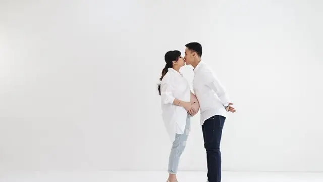 6 Pemotretan Maternity Shoot Istri Choky Sitohang, Konsepnya Unik