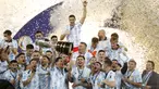 Timnas Argentina berhasil angkat Trofi Copa America 2021 setelah tumbangkan juara bertahan Brasil dengan skor tipis 1-0. (Foto: AP/Andre Penner)