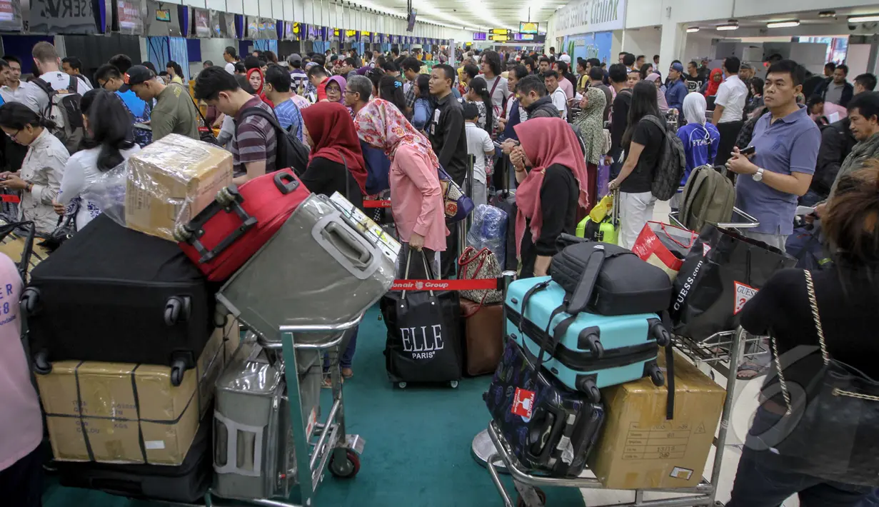 Suasana Bandara Soekarno Hatta saat libur Kenaikan Isa Almasih, Banten, Kamis, (14/5/2015). Calon penumpang memanfaatkan liburan untuk wisata atau pulang kampong. (Liputan6.com/Faizal Fanani)