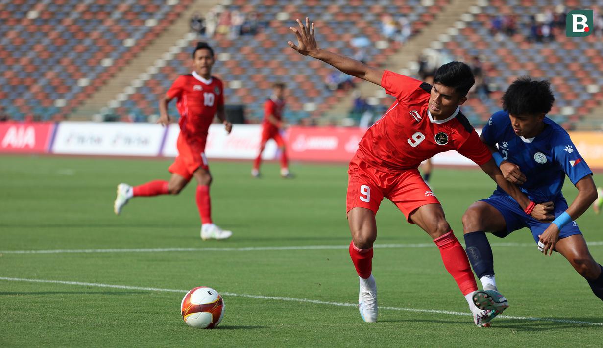 <p>Striker Timnas Indonesia U-22, Ramadhan Sananta (kiri) ditempel ketat bek Filipina pada laga pertama SEA Games 2023 di Olympic Stadium, Phnom Penh, Kamboja, Sabtu (29/4/2023). (Bola.com/Abdul Aziz)</p>