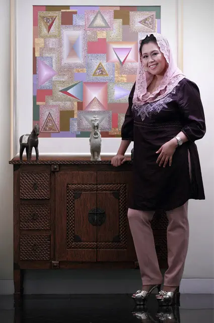 Yenny Wahid di depan lukisan favoritnya