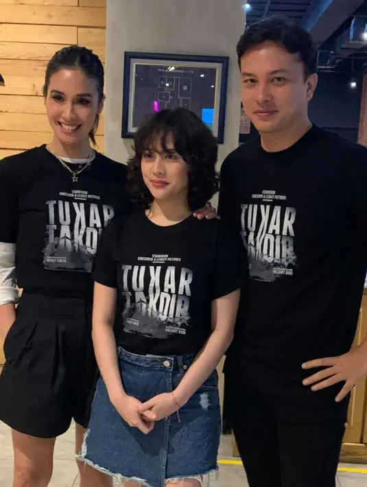 Salah satu perubahan yang ia lakukan adalah mengganti gaya rambut menjadi lebih pendek dan kriwil [@zaraadhsty]