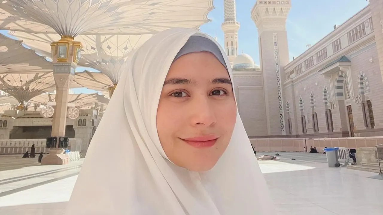 Prilly Latuconsina Umrah