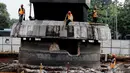 Pekerja melakukan pembongkaran bagian bawah Patung Pemuda Membangun, Senayan, Jakarta, Kamis (29/5/2014) (Liputan6.com/Faizal Fanani)