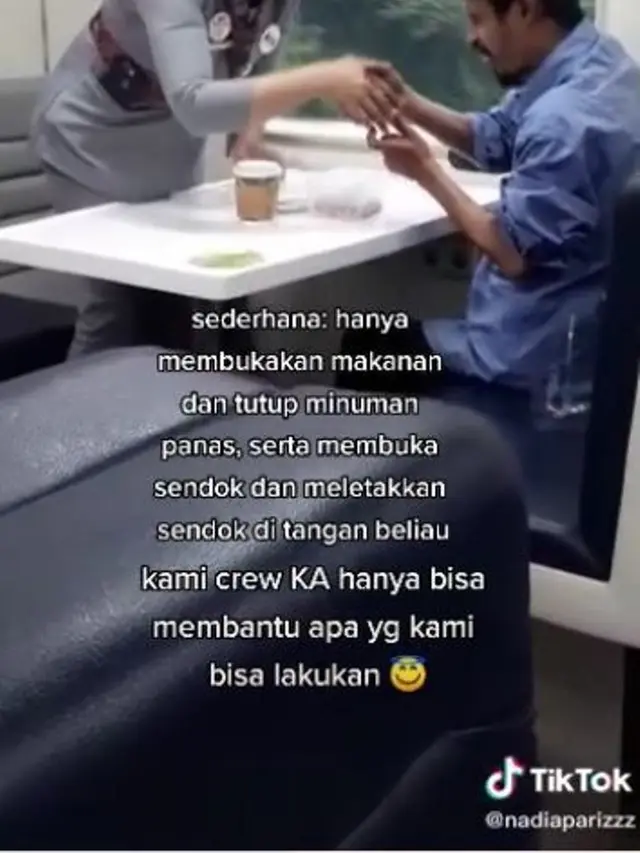 Aksi Pramugari Kereta Api Bantu Penumpang Tunanetra Makan Banjir Pujian