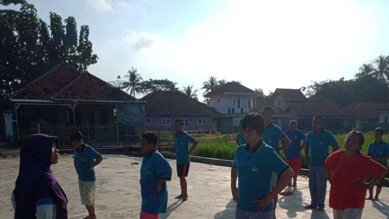 Kegiatan senam di Yayasan Graha Berdaya Desa Tambakbaya Kuningan