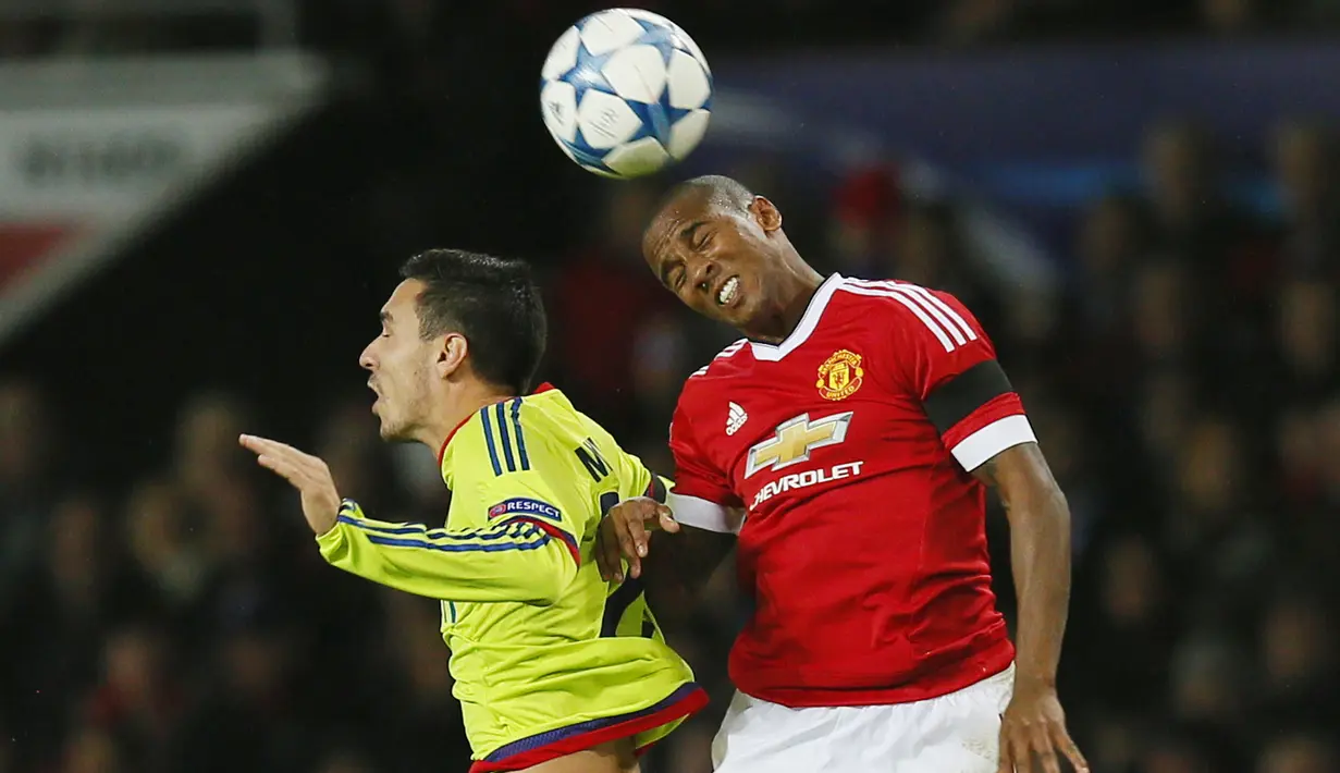 Pemain Manchester United Ashley Young  berebut bola dengan pemain CSKA Moscow Georgi Milanov pada lanjutan Liga Champion Grup B di Stadion Old Trafford, Manchester, Inggris , Rabu(4/11/2015) dini hari. (Action Images via Reuters / Jason Cairnduff)