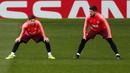 Pemain Barcelona Lionel Messi (kiri) dan Luis Suarez berlatih bersama jelang menghadapi Manchester United (MU) pada leg pertama perempat final Liga Champions 2018/19 di Old Trafford, Manchester, Inggris, Selasa (9/4). (Reuters/Lee Smith)