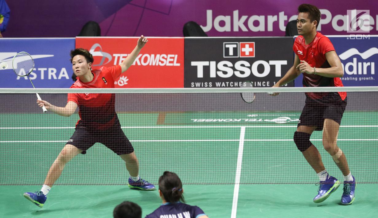 Ganda campuran Indonesia, Tontowi Ahmad/Liliyana Natsir mengembalikan kok ke arah Lee Chun Hei R/Chau Hoi Wah (Hong Kong) di perempat final Bulutangkis Asian Games 2018 di Istora Kompleks GBK, Jakarta, Sabtu (25/8). (Liputan6.com/Helmi Fithriansyah)