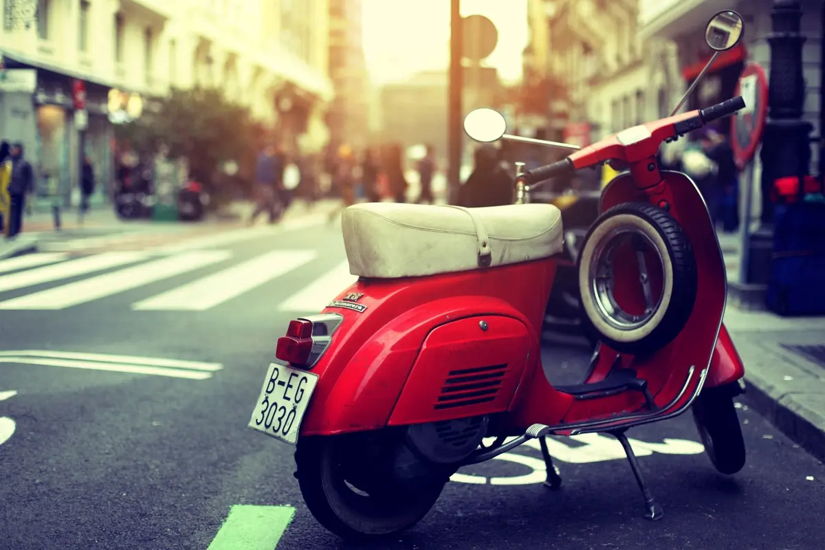 Meskipun Cuma Modal Vespa, Aku Yakin Bisa Buat Kamu Bahagia