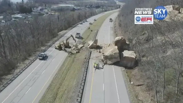 Bongkahan batu besar menutupi jalan raya di Ohio, AS. Kejadian ini sebabkan jalanan ditutup selama beberapa hari.