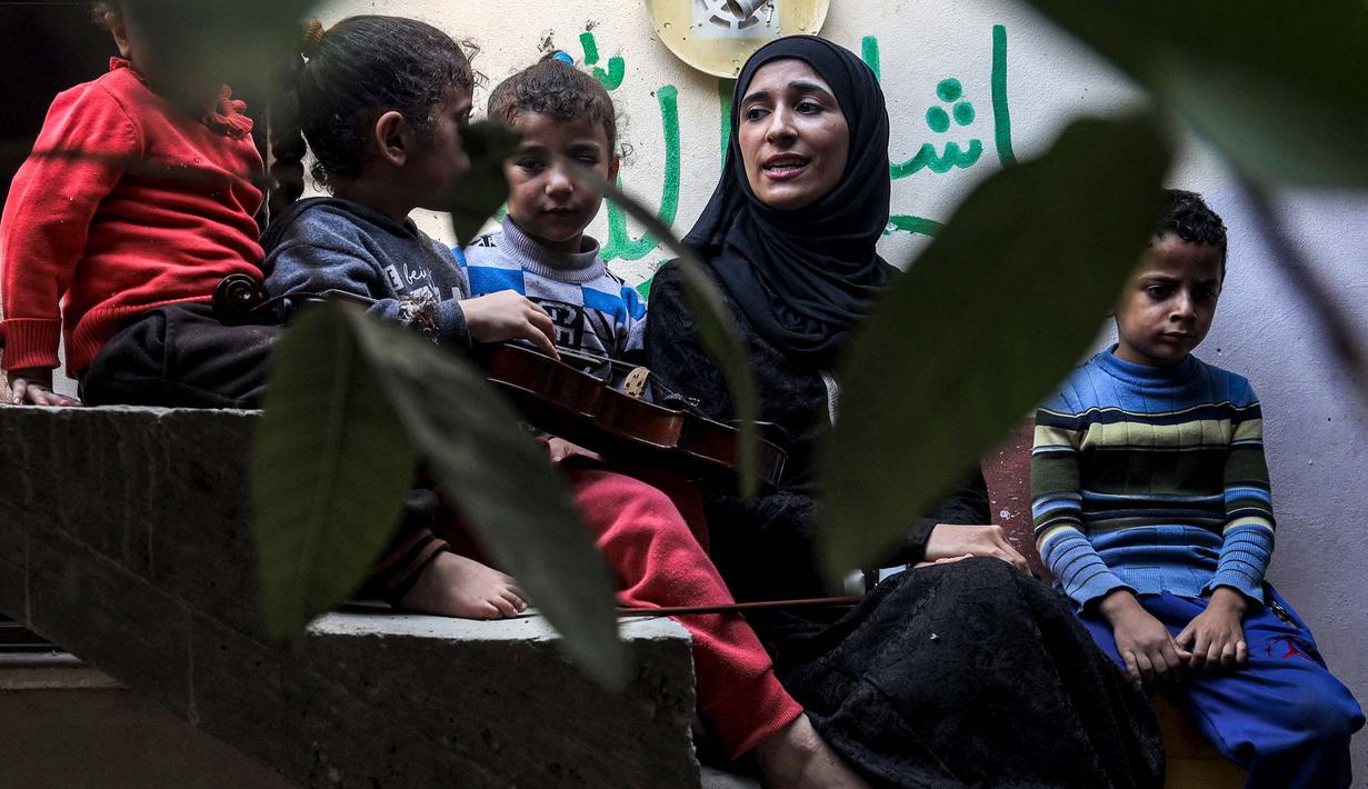 Jawaher al-Aqraa merupakan salah satu dari ratusan ribu warga Gaza yang mengungsi karena serangan udara Israel yang kian gencar sejak serangan Hamas pada 7 Oktober lalu. (Eyad BABA/AFP)