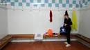 Pemain Spanyol Club Balonmano Albacete, Mireia Rodriguez bersiap-siap di ruang ganti pribadinya sebelum pertandingan pertamanya melawan Cabanillas di Albacete pada 6 November 2021. Mireia Rodriguez adalah wanita pertama yang bergabung dengan tim bola tangan pria profesional. (GABRIEL BOUYS / AFP)