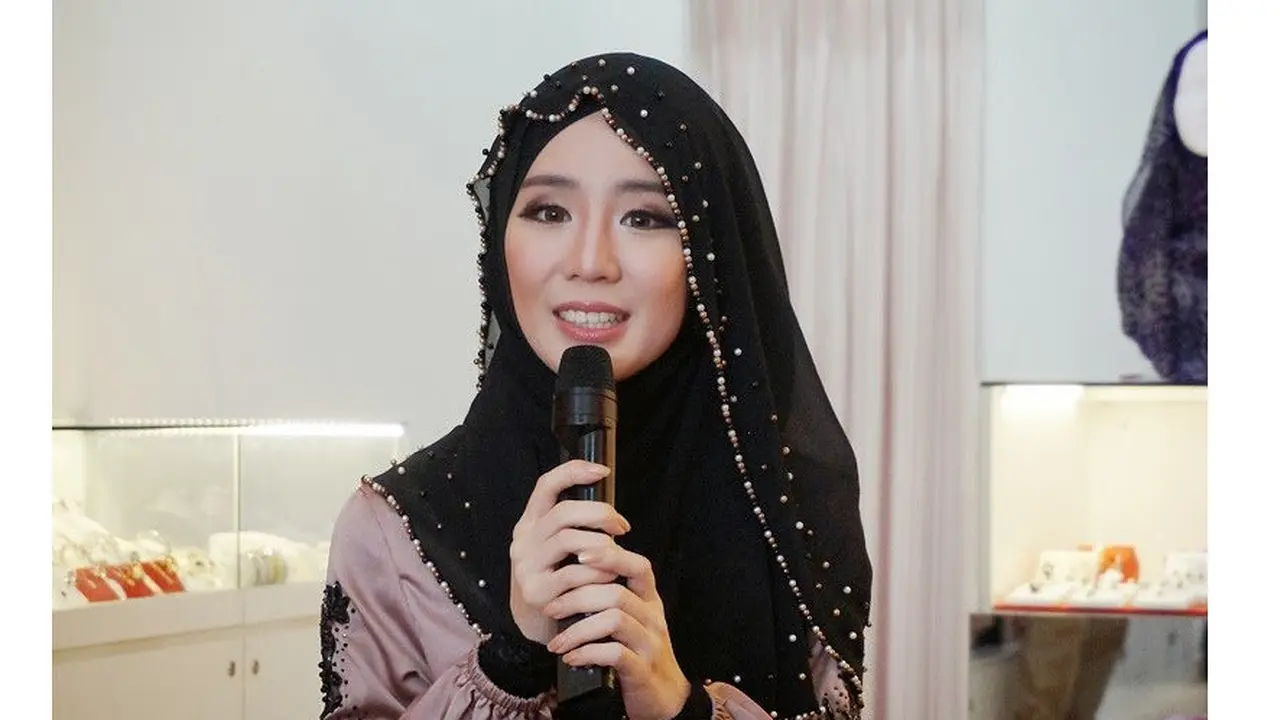 Felixia Yeap, mantan model majalah dewasa yang kini berhijab