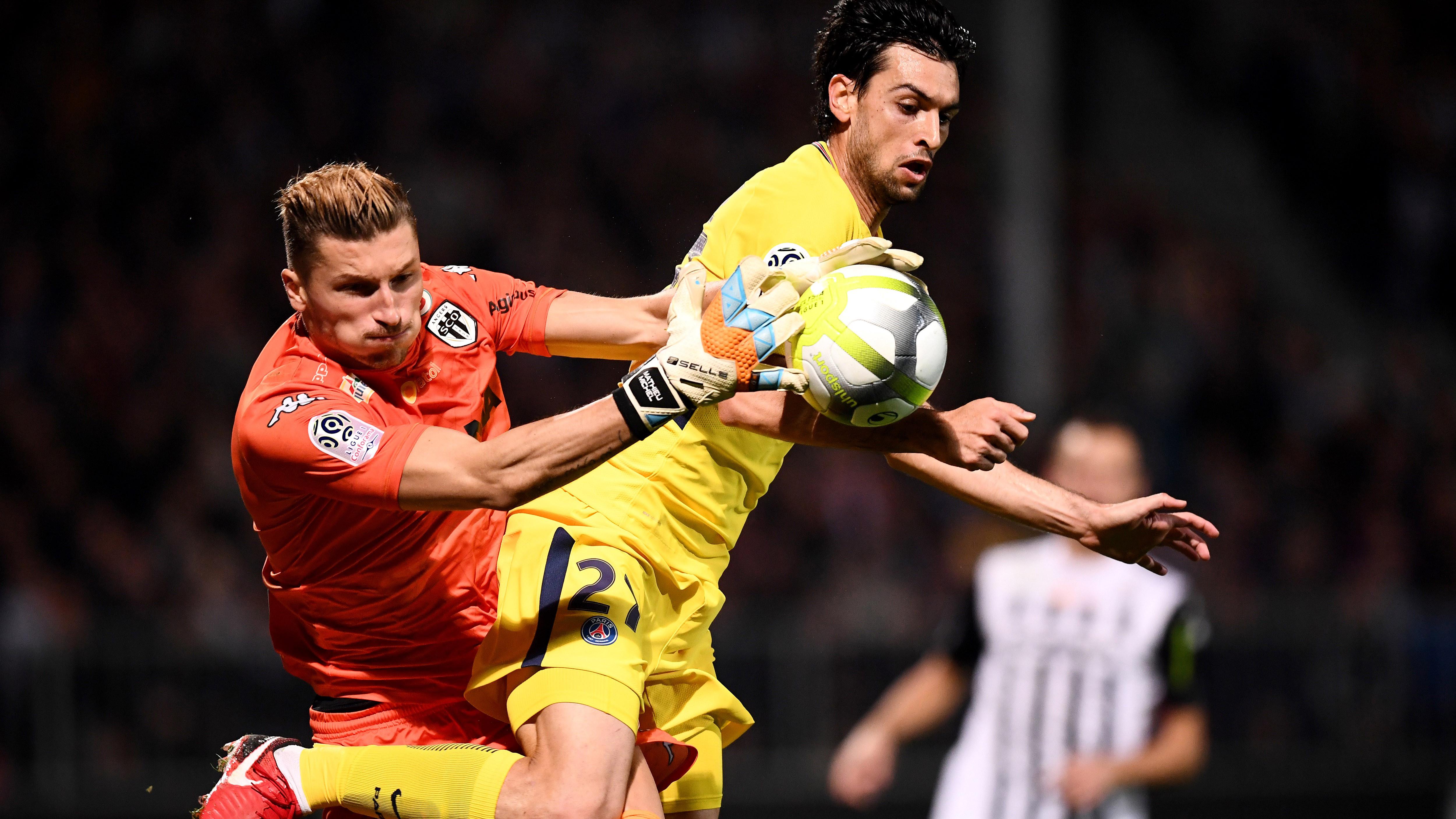 Kiper Angers, Denis Petric (kiri) saat duel dengan pemain PSG, Javier Pastore. (AFP/Franck Fife)