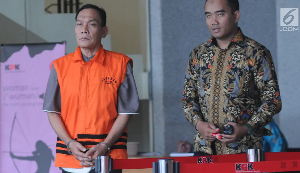 Tersangka kasus dugaan korupsi di PN Balikpapan tahun 2018, Kayat (kiri) usai menjalani pemeriksaan di Gedung KPK, Jakarta, Rabu (24/7/2019). Kayat diperiksa sebagai tersangka terkait menerima suap untuk membebaskan terdakwa kasus pemalsuan surat atas nama Sudarman. (merdeka.com/Dwi Narwoko)
