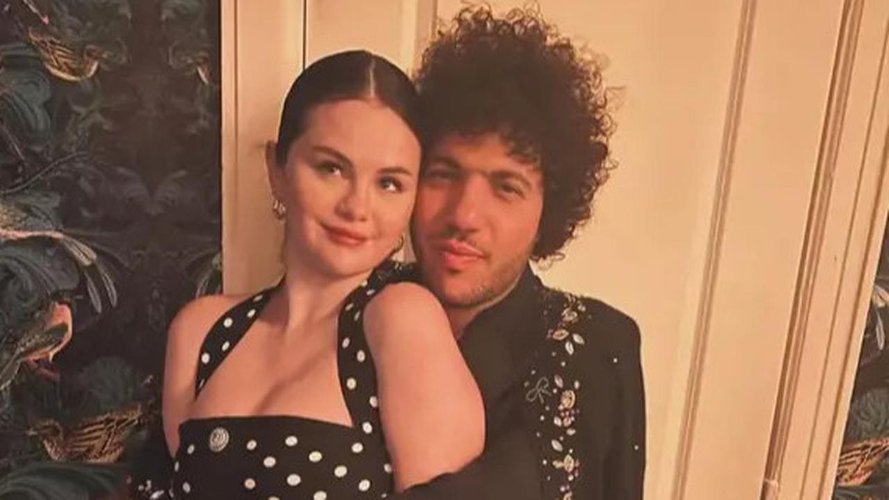 Selena Gomez Dilamar Benny Blanco Pakai Berlian Marquise, Ternyata Terkait dengan Raja Louis XV di Prancis