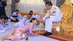 Raja Maha Vajiralongkorn (kanan) menyentuh kening Ratu Suthida saat prosesi pernikahan mereka di Bangkok, Thailand, Rabu (1/5/2019). Ini merupakan pernikahan keempat bagi Raja Thailand tersebut. (Thai TV Pool via Reuters)