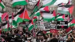 Para pengunjuk rasa pro-Palestina memegang spanduk, bendera, dan plakat saat berunjuk rasa di London, Sabtu, 3 Februari 2024. (AP Photo/Kin Cheung)