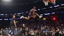 Lompatan pemain Phoenix Suns, Derrick Jones Jr. melakukan slam dunk  pada kontes slam dunk NBA All-Star Saturday Night di New Orleans, (18/2/2017). (AP/Gerald Herbert)