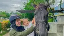 Zaskia Sungkar mulai mengenalkan kuda sejak kecil. "My little equestrian MasyaaAllah Tabarakallah," tulis Zaskia Sungkar. [Instagram/zaskiasungkar15]